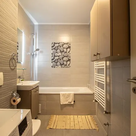 Mohost Lube - Premium Comfort With Mountain View Apartment *